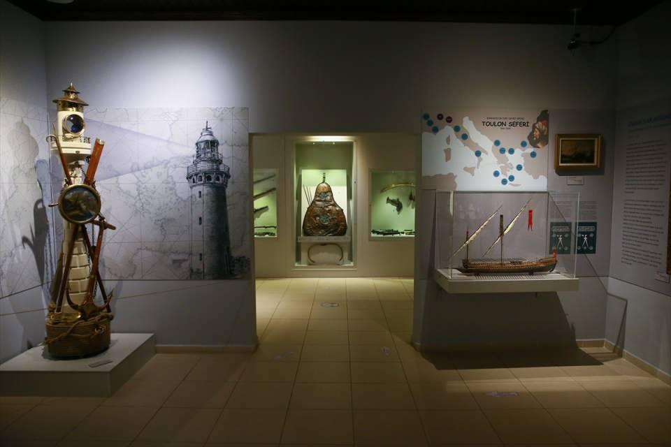 <p>13'üncü yüzyıla ait Kayı beyleri tarafından kullanılmış at alın zırhı, 1453'te İstanbul'un fethi sırasında 11. Konstantin tarafından Sarayburnu ve Haliç arasına gerilen Bizans zincirinin 30 baklasının da sergilendiği müzede, Hatay Devleti tarihiyle ilgili fotoğraflar da yer alıyor.</p>
