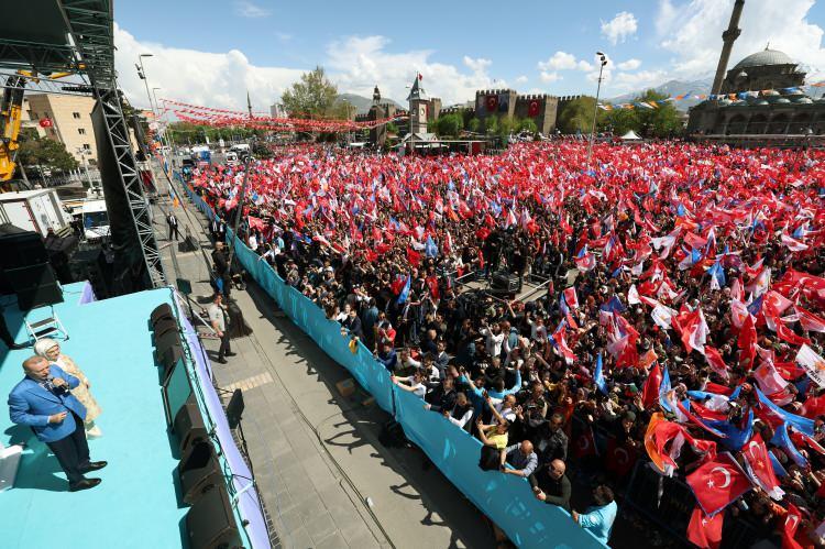 <p>Erdoğan, partisinin Kayseri Cumhuriyet Meydanı'nda düzenlenen mitinginde konuşması öncesinde eşi Emine Erdoğan ile vatandaşları selamladı.</p>

