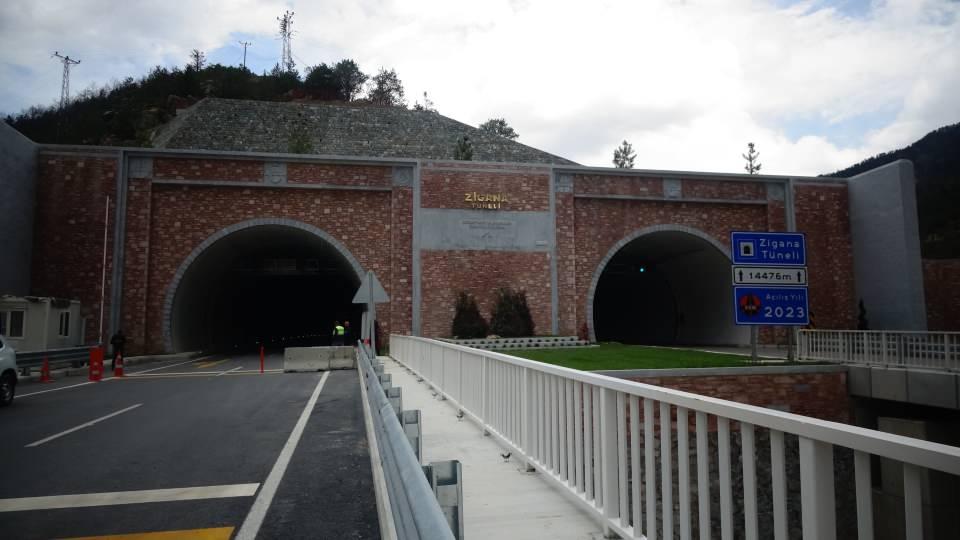 <p>14.5 kilometre Avrupa’nın en uzun tünelini Trabzon-Gümüşhane arasına inşa ettik. İnşallah bunu gururla yüzyıllar boyu ülkemize hizmet edecek” ifadelerini kullandı.</p>