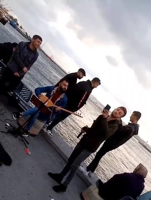 <p>Olay, dün saat 19.00 sıralarında Kadıköy rıhtımında meydana geldi. 30 yaşındaki Cihan Aymaz, yanında bulunan ses sistemiyle müzik çalıp şarkı söylüyordu. </p>

<p> </p>
