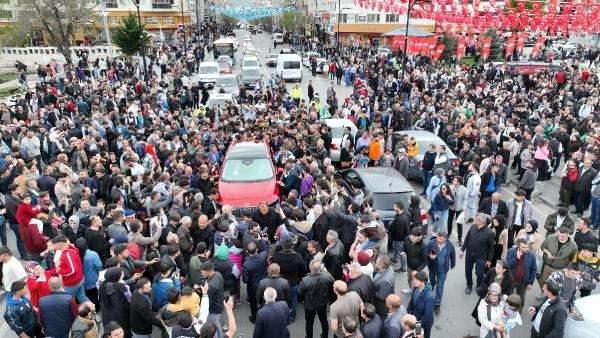 <p>Sivas'ta ilk kez sergilenen yerli ve milli otomobil Togg'un kırmızı SUV modeli, halktan yoğun ilgi gördü.</p>
