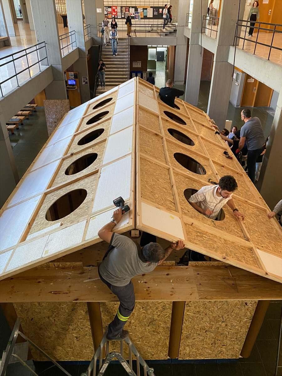 <p>Tasarımın da hayata geçmesi için maddi desteği, "Shigeru Ban Architects" ve "Voluntary Architects Network" üzerinden aldıklarını aktaran İlhan, "Biz de uygun, kaliteli malzemeyi araştırdık ve ODTÜ'lü hocalarımızdan da destek aldık." dedi.</p>
<p> </p>