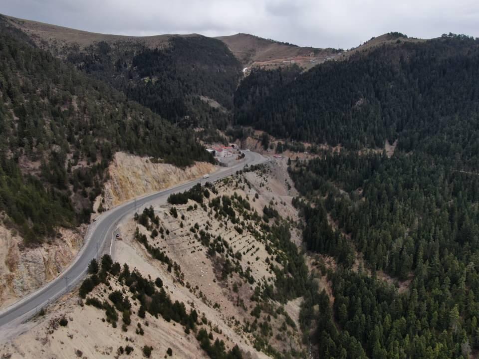 <p>Doğu Karadeniz ve Kafkasları, Ortadoğu ve İran’a bağlayan Trabzon-Gümüşhane karayolu üzerinde bulunan Tarihi İpek Yolu güzergahındaki Yeni Zigana Tüneli ile Trabzon-Gümüşhane arasında mesafe yaklaşık 30 dakika azalacak. Zamandan 40 milyon TL, akaryakıttan 99 milyon TL olmak üzere yıllık toplam 139 milyon TL tasarruf edilmesi hedeflenen dev proje ile mevcut yol 8 kilometre kısaltılmış olacak. </p>

<p> </p>
