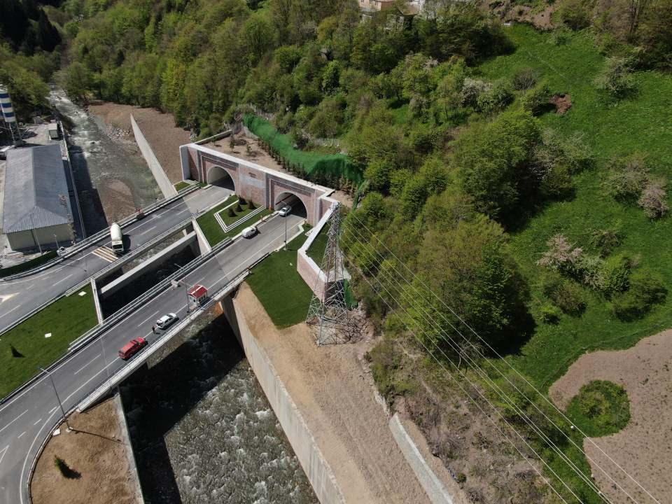 <p> Özellikle kış aylarında yağışın ve karın yoğun olduğu geçitte keskin virajlar ve rampalar da bu projeyle ortadan kalkmış olacak. Dik yamaçlardan taş düşmesi gibi problemlerin de ortadan kalkacağı proje ile Doğu Anadolu’yu Doğu Karadeniz’e bağlayan en önemli geçitlerinden Zigana Dağı geçidinde yaklaşık 36 yıldır hizmet veren bin 702 metre uzunluğundaki Zigana Tüneli ise asrın projesi olarak nitelendirilen Yeni Zigana Tüneli ile sessizliğe bürünecek. </p>
