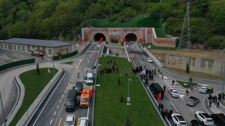 <p>Türkiye adına mühendislik harikası önemli bir projeyi daha hayalden gerçeğe dönüştürdüklerini vurgulayan Karaismailoğlu, "Gün geçmiyor ki tüm ülkemizde ve güzel Trabzon`umuzda yeni bir açılış olmasın, dev bir eser hizmete girmesin. Hem hükümetimizin yatırımları hem de AK Partili yerel yönetimlerimizin çalışmaları sayesinde ülkemizi ve Trabzon`u dev projelerle dört baştan imar ve ihya etmeye devam ediyoruz." diye konuştu.</p>