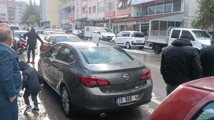 <p>Çameli ilçe merkezinin yanı sıra Yenimahalle, Yunuspınarı, Yumrutaş, Belevi, İmamlar, Kızılyaka ve Bıçakçı mahallelerinde dolu hasarının ortaya çıktığını ifade eden Belediye Başkanı Cengiz Arslan ise, “İlçemiz merkez ve kırsal mahallelerinin bir kısmında etkili olan dolu yağışı nedeniyle zarar gören tüm çiftçi ve araçlarında hasar oluşan vatandaşlarımıza geçmiş olsun dileklerimi iletiyorum. Çok şükür can kaybı yok. Belediyemiz, tüm imkanlarıyla vatandaşlarımızın yanındadır. Süreci takip ediyorum. Çameli’mize geçmiş olsun. Allah, ülkemizi ve milletimizi daha büyük afetlerden muhafaza eylesin” şeklinde konuştu.</p>