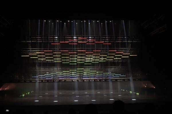 <p>Konuşmanın ardından davetlilere, 2 bin 40 seyirci kapasiteli Türk Telekom Opera Salonu'nun sahip olduğu sahne teknolojiyle hazırlanan kısa bir gösteri izlettirildi.</p>

