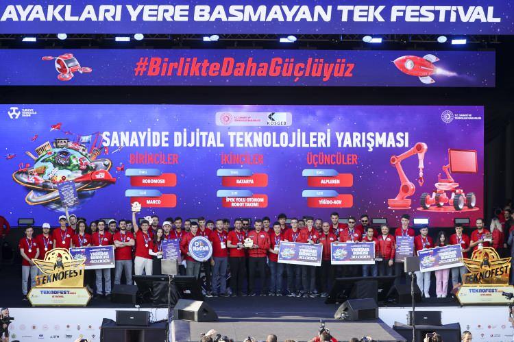 <p><strong>"TEKNOFEST, TAM BAĞIMSIZ VE MÜREFFEH YARINLARIMIZIN TEMİNATIDIR"</strong></p>

<p>Selçuk Bayraktar, 2019'da 1 milyon 720 bin ziyaretçiyle <a href="https://www.haber7.com/dunya" target="_blank">dünya</a> rekoru kırdıklarını hatırlatarak, "Dün 1 milyon kardeşimiz Milli Teknoloji Hamlesi'yle buluşmak için yiğitlerin meydanı Atatürk Havalimanı'na koştu. Şu an itibarıyla dünya çapında başka bir rekora da imza attık. TEKNOFEST 2023, 2,5 milyonu aşan ziyaretçiyle 'dünyanın en büyük organizasyonu' olarak tarihe geçti. Bunu hep birlikte başardık. İlk günden itibaren yanımızda olan aziz milletimize şükranlarımı sunuyorum." diye konuştu.</p>
