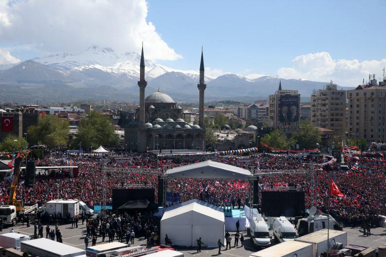 <p>Kayseri'yi ve Kayserilileri selamlayan Erdoğan, 10 ay sonra bir kez daha bu kenti görmenin bahtiyarlığı içinde olduğunu söyledi.</p>
