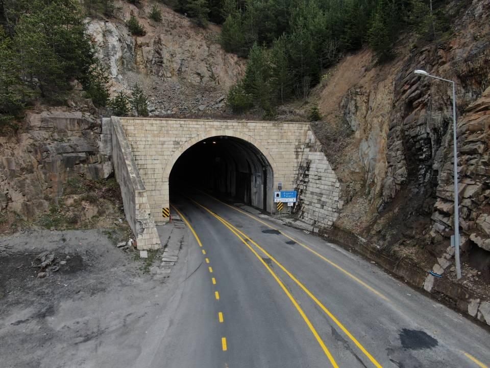 <p>17 Mart 2017 tarihinde temeli atılan ve inşaatı o gün bugündür gece-gündüz devam eden Zigana Tüneli’nde çalışmalar tamamlandı. Kazı işlemi ve beton kaplama çalışmalarının Ocak 2022 tarihinde tamamlandığı Türkiye ve Avrupa’nın en uzun, dünyanın ise 3. en uzun tüneli olan Trabzon-Gümüşhane karayolu üzerindeki Yeni Zigana Tüneli'nin inşaatı her şeyi ile tamamlandı.</p>
