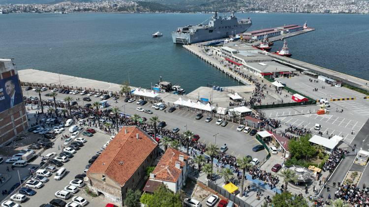 <p>Askeri gemi, ağır ve hafif araç güvertelerinde 13 tank, 27 zırhlı amfibi hücum aracı (ZAHA), 6 zırhlı personel taşıyıcı (ZPT), 15 römork ve 33 muhtelif araç taşıyabilme özelliğine sahip.</p>
