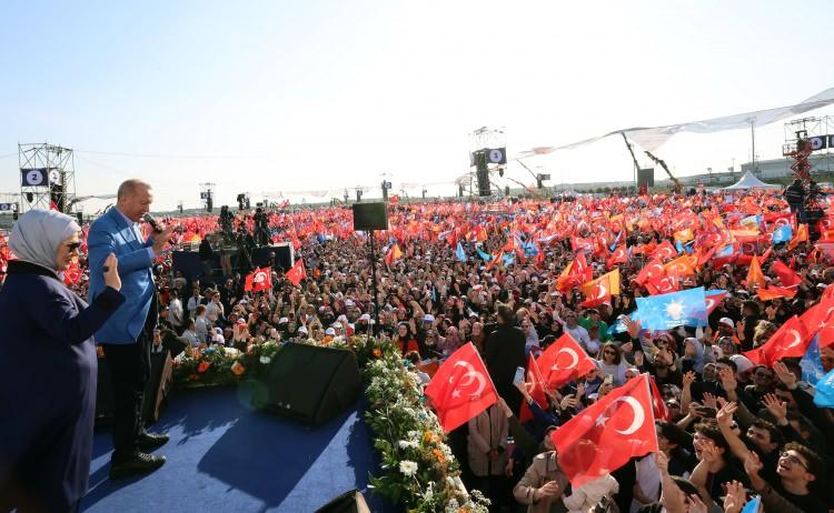 <p>AK Parti'nin İstanbul seçmeni, seçime 1 hafta kala yüzyılın mitinginde "Türkiye Sana Emanet" diyerek buluştu. Başkan Recep Tayyip Erdoğan'ın vatandaşlara hitap ettiği "Büyük İstanbul Mitingi" Atatürk Havalimanı'nda gerçekleşti.</p>
