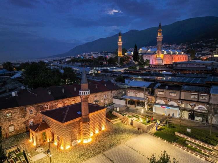 <p>Bursa’da 1958 çarşı yangınından sonra vasfını kaybedip, önce dükkana dönüşen, ardından tamamen yok olan Sağrıcı Sungur mescidi restorasyonun ardından tam 65 yıl sonra kılınan ilk Cuma namazıyla ibadete açıldı. Bursa Büyükşehir Belediye Başkanı Alinur Aktaş, “Kıyamete kadar inşallah burada bir daha hiç ara verilmeden vakit namazları da dahil namazlar kılınır. Bu mescidin kapısı hep açık kalır” dedi.</p>
