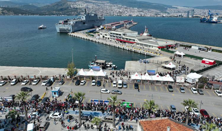 <p>Hizmete 10 Nisan'da alınan ve İstanbul'un ardından 3 Mayıs'ta İzmir'de vatandaşların ziyaretine açılan yerli ve milli üretim TCG Anadolu'yu görmek isteyen çok sayıda vatandaş, Alsancak Limanı önünde uzun kuyruklar oluşturuyor.</p>

