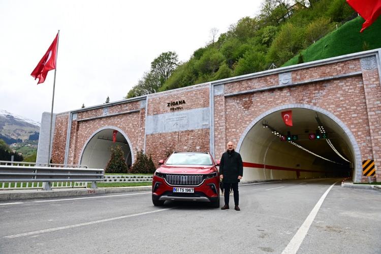 <p>Kalkınma Yolu`nun Orta Koridor`a yeni bir soluk getireceğini belirten Karaismailoğlu, "Orta Koridor`a yeni bir soluk getirecek Kalkınma Yolu, Avrupa`dan Körfez ülkelerine kadar geniş bir bölgeyi etkileyecek ve ortak fayda üretecektir. Trabzon`dan başlayıp Habur`a uzanan kuzey-güney ulaşım koridorumuz, Habur`dan devam ederek kalkınma yolu ile Basra Körfezine ulaşacak ve yeni bir ticaret koridoru doğacaktır." dedi.</p>