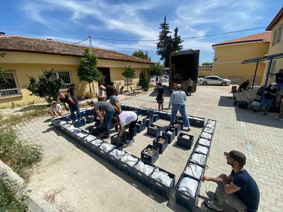 <p>Kağıt masura evin, geçici bir barınma çözümü olduğunu dile getiren İlhan, "Tasarladığımız evin 2-3 yıl sorunsuz kullanımını öngörüyoruz." ifadesini kullandı. </p>
<p>Kağıt masura ev, söküldükten sonra özel bir araziye kurulmak üzere Hatay'a gönderildi. Evin Hatay'da kurulumuna başlandı.</p>
<p></p>
<p> </p>