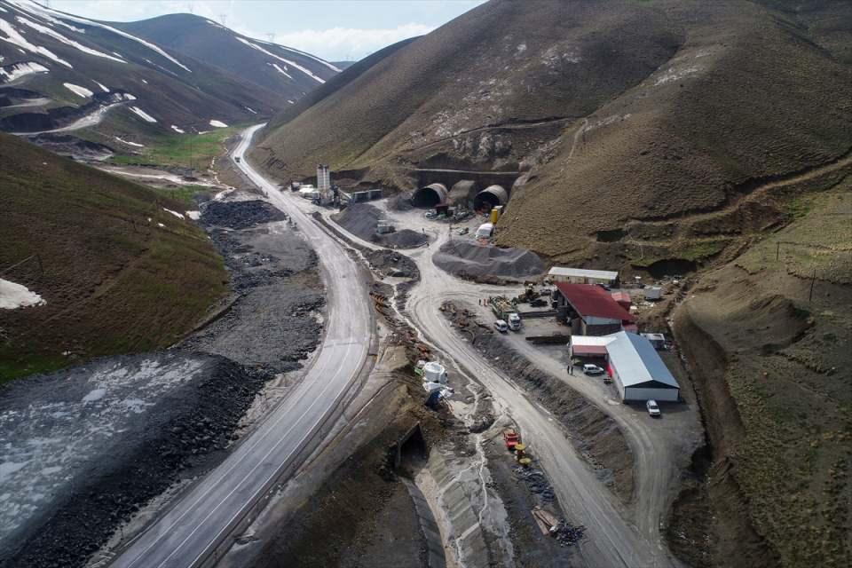 <p>Tünelin birinci tüpünde ışığı gören ekipler, genişletme, duvarları betonla kaplama, havalandırma, altyapı ve diğer detayların tamamlanması, ikinci tüpte de ışığın görülmesi için çalışmalarına devam ediyor.</p>

<p> </p>
