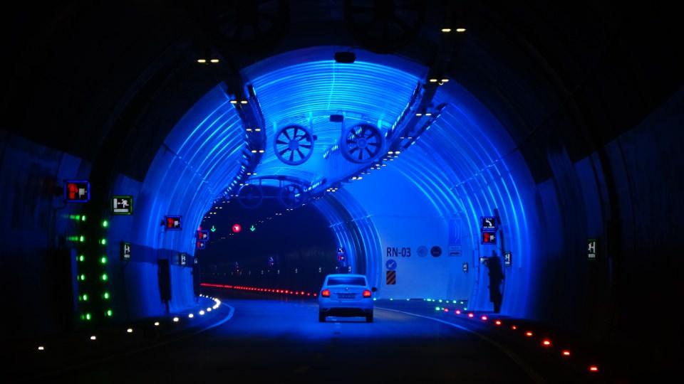 <p>Türkiye ve Avrupa’nın en uzun, dünyanın ise 3. en uzun tüneli olan Trabzon-Gümüşhane karayolu üzerindeki Yeni Zigana 3 Mayıs'ta Cumhurbaşkanı Recep Tayyip Erdoğan tarafından açılışı yapılacak.</p>
