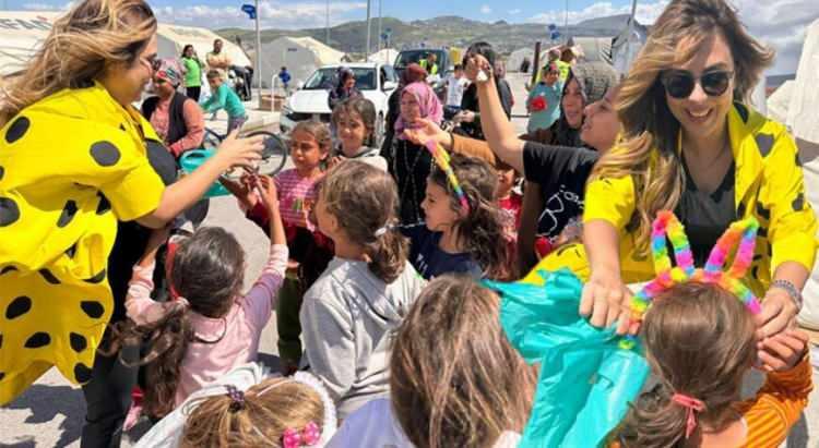 <p><span style="color:#8B4513"><strong>Aslı Hünel, hafta sonu Hatay’da depremzede aileler ve çocukları ile bir araya geldi. Payas Belediyesi’nin organize ettiği çocuk şenliğine katılan şarkıcı, öncesinde çadır kentleri ziyaret edip, kadınlarla sohbet etti ve yanında getirdiği hediyeleri çocuklara dağıttı.</strong></span></p>
