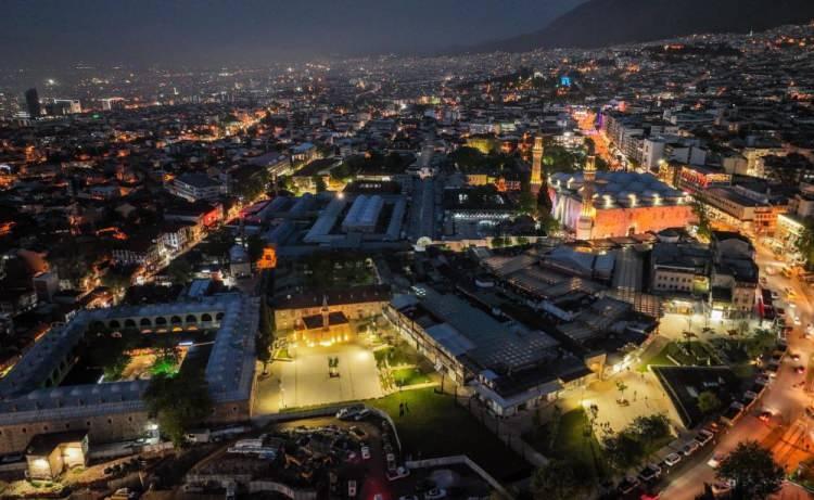 <p>Cuma namazı çıkışında hem ibadete açılan Sağrıcı Sungur mescidi hem de bölgede devam çalışmalar hakkında bilgi veren Bursa Büyükşehir Belediye Başkanı Alinur Aktaş, “Yıllar sonra ilk cuma namazını kılmak nasip oldu. Allah'a hamdediyoruz, şükür ediyoruz bize bugünleri gösterdiği için. İnanıyor ve ümit ediyorum ki kıyamete kadar inşallah burada bir daha hiç ara verilmeden vakit namazları da dahil namazlar kılınır. Bu mescidin kapısı hep açık kalır ve bu güzel mekanlar da inşallah kıymetli esnafımıza bol bereketli kazançlar olarak döner. Tarihi Çarşı ve Hanlar Bölgesi Çarşıbaşı Kentsel Projemiz devam ediyor ama bugün ilk cuma namazını kılmak için bir araya geldik. Bu bölge ile ilgili bir hayalimiz vardı. Ben burada Cumhurbaşkanımızı ile Çevre Şehircilik ve İklim Değişikliği Bakanımız Murat Kurum’a çok teşekkür ediyorum. Onların destekleriyle projemiz hızla ilerliyor. Burası hem gece hem gündüz vatandaşlarımızın gelip, vakit geçirebileceği, hatıralarını yad edebilecekleri Bursa’nın gerçek sembollerin biri olacak” diye konuştu.</p>
