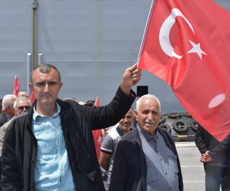 <p><strong>İÇERİ GİREBİLMEK İÇİN KUYRUKTA BEKLEDİLER</strong></p>
<p>Öte yandan gemiyi ziyaret etmek isteyenler uzun kuyruklar oluşturdu. </p>