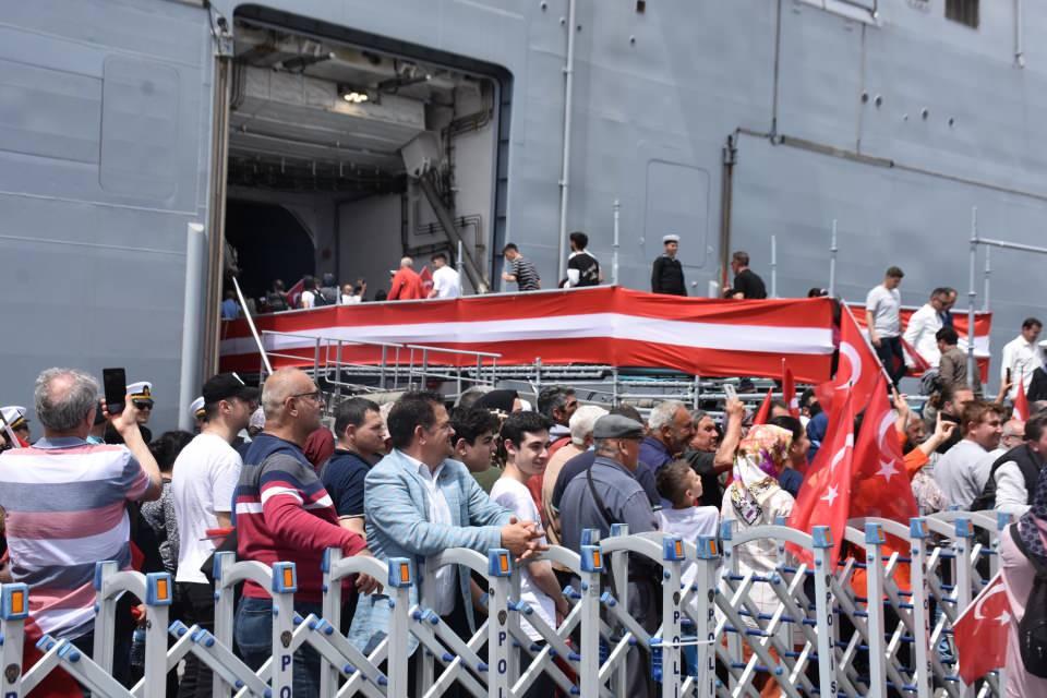 <p>Eşiyle birlikte gemiyi gezen Döne Hasan ise "Hayırlı uğurlu olsun. Allah devletimize zeval vermesin. Devletimiz çok güzel bir şey yapmış. İnşallah gözü görmeyenin gözü görür" ifadelerini kullandı.</p>

<p> </p>
