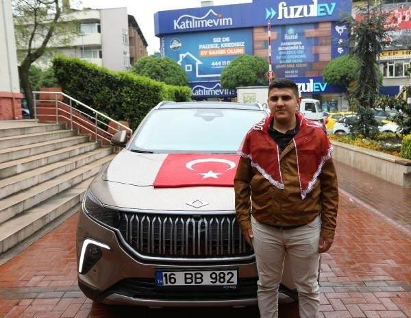 <p>Teslimatları devam eden Türkiye’nin otomobili Togg’un T10X modeli, Bursa’da ilgi görmeye devam ediyor. AK Parti Bursa 2'nci bölge milletvekili adayı Sanayi ve Teknoloji Bakanı Mustafa Varank, geçen günlerde Bursa Büyükşehir Belediyesi’nin İnegöl ilçesinde düzenlediği Bursa Gençlik Merkezi'nin açılış töreninde, bir istekle karşılaştı. </p>
