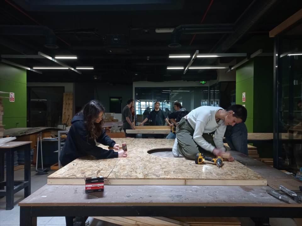 <p>Ödüllü Japon mimar Shigeru Ban'ın kağıt ve yonga levha gibi geri dönüştürülmüş çevre dostu malzemelerle tasarımını yaptığı, ODTÜ'de inşa edilen kağıt masura evin Hatay'da kurulumuna başlandı.</p>

<p> </p>

