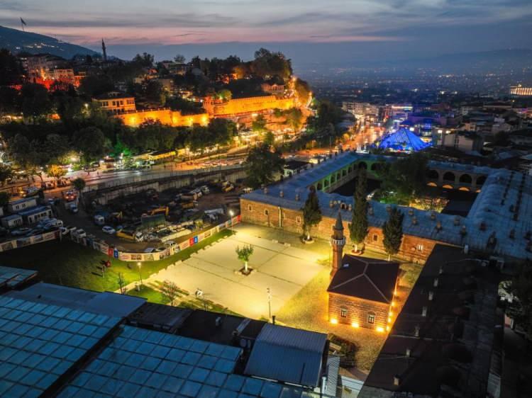 <p>Bursa Büyükşehir Belediyesi’nin Çevre Şehircilik ve İklim Değişikliği Bakanlığı destekleriyle hayata geçirdiği Tarihi Çarşı ve Hanlar Bölgesi Çarşıbaşı Kentsel Dönüşüm Projesi, kentin kalbindeki hayranlık uyandıran tarihi dönüşümü de gözler önüne serdi. Osmanlı'nın ilk başkenti olan Bursa'da 14. yüzyılda oluşmaya başlayan, 16. yüzyılda han, bedesten ve çarşıların gelişimiyle sürecini tamamlayan tarihi bölgede, proje çerçevesinde etrafı dükkanlarla sarılı 342 yıllık Esiri Mehmet Dede Türbesi gün yüzüne çıkarılmıştı. Etrafı açılan türbenin çevresinde yapılan kazı çalışmalarında ise geçmişi 1549’a kadar uzanan tarihi mescidin temel kazılarına ulaşılmıştı.</p>
