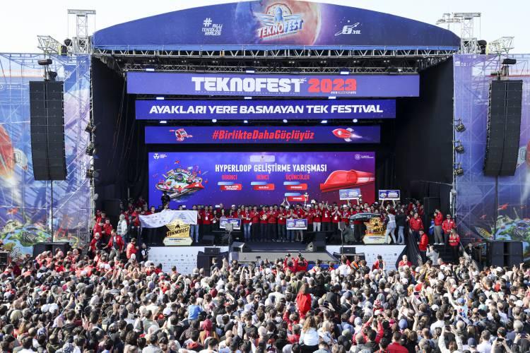 <p>TEKNOFEST'in, tahakküme, dev tekellere, geleceğimize ve gençlerimize inanmayanlara karşı güçlü bir itiraz olduğunu vurgulayan Bayraktar, şunları kaydetti:</p>
