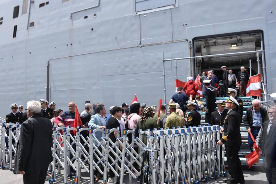 <p>Kuyrukta bekleyenlerden İzzet Çelebi, TCG Anadolu'yu görmek için Manisa'dan geldiğini belirterek, "Gurur duyuyoruz. Kuyruk bizim için sorun değil. İçeride daha fazla durabilmek isteriz. </p>