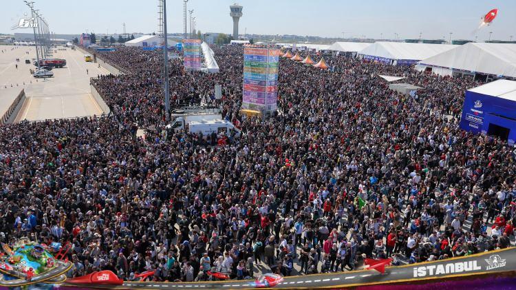 <p>Her yaştan çok sayıda ziyaretçinin katıldığı TEKNOFEST İstanbul; teknoloji yarışmaları, hava gösterileri, konserler, çeşitli konularda gerçekleştirilen söyleşi ve etkinlikler gibi birçok faaliyete ev sahipliği yapıyor.</p>
