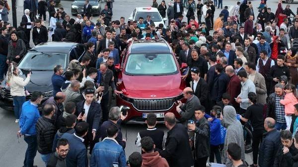 <p>Türkiye'nin yerli ve milli otomobili Togg'un kırmızı renkli SUV modeli, ilk kez getirildiği Sivas'ta sergilenmeye başlandı. </p>
