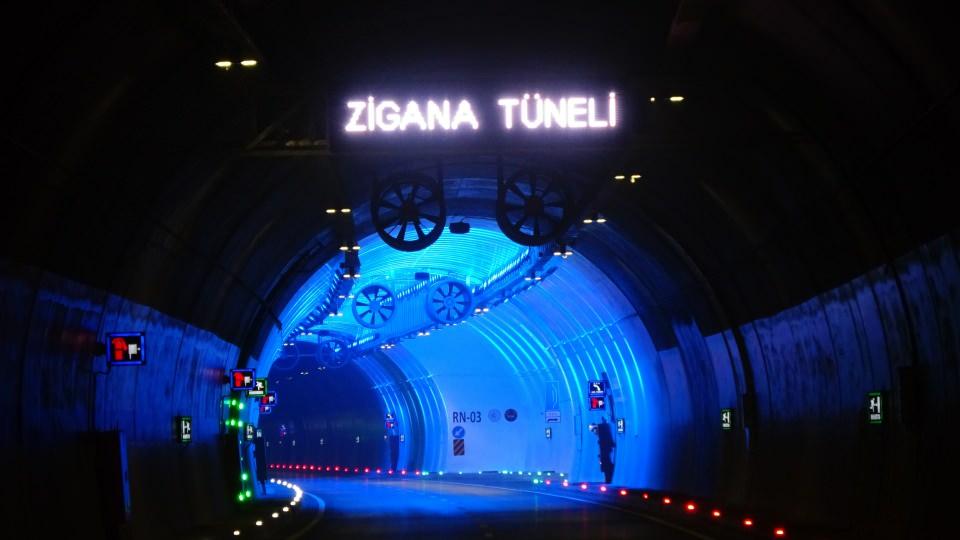 <p> Dik yamaçlardan taş düşmesi gibi problemlerin de ortadan kalkacağı Yeni Zigana Tüneli ile birlikte sürücülere konforlu, güvenli ve ekonomik bir ulaşım imkanı sağlanmış olacak. Dev projenin Trabzon ve Gümüşhane girişlerinde ise Cumhurbaşkanı Recep Tayyip Erdoğan'ın ismi ve imzası yer aldı.</p>
