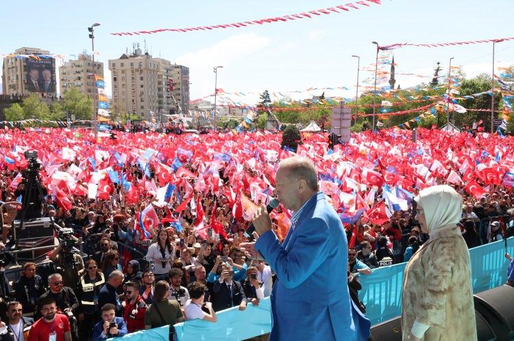 <p>Başbakanlığım döneminde bir ara 135 milyar dolara da çıkmıştık. Yeniden o rakamları yakalayacağız. İstihdamını 32 milyon sınırına getiren, yıllık 51,5 milyon turist ağırlayan, turizm geliri her yıl artan bir Türkiye varsa, depreme rağmen emeklisini, işçisini, memurunu enflasyona ezdirmeyen ekonomisiyle bir Türkiye gerçeği varsa bunu sizlerle birlikte sırt sırta vererek başardık."</p>
