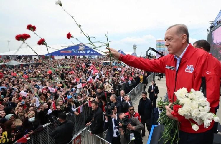 <p>Türkiye'nin savunma ve uzay alanındaki teknolojik gelişmelere karşı yaşanan heyecanı görmezden gelenlere en güzel cevabı, 1 milyon 925 bin 437 ziyaretçinin yerli ve milli coşkusu verdi!</p>

<p> </p>

<p> Yerli, milli ve özgün teknolojilerin sergilendiği, Havacılık, uzay ve teknoloji festivali TEKNOFEST, 4 günde 1 milyon 925 bin 437 ziyaretçiyi ağırladı.</p>
