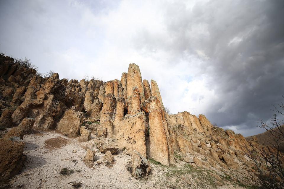 <p>Solhan ilçesine bağlı Hazarşah köyü Aksakal mezrası sınırlarında bulunan ve rüzgarın yönüne göre yer değiştiren Turna Gölü'ndeki yüzen adalar kent turizminin simgeleri arasında yer alıyor.</p>

<p> </p>
