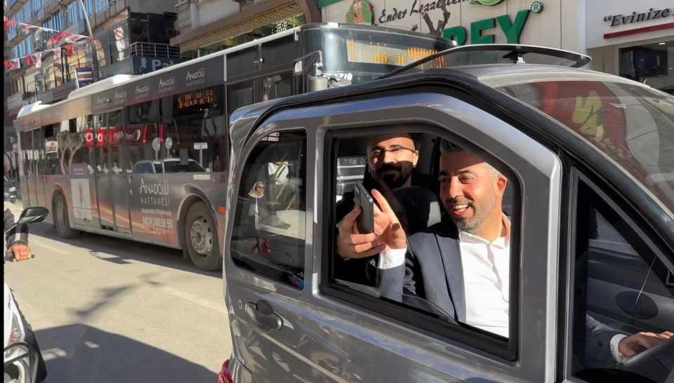 <p>Elazığ'da iş adamı İhsan Baburhan, küresel iklim değişikliğinin en önemli nedenlerinden birinin egzozlu araçlar olduğunu belirterek çevreye duyarlı bir davranış sergiledi. </p>

<p> </p>
