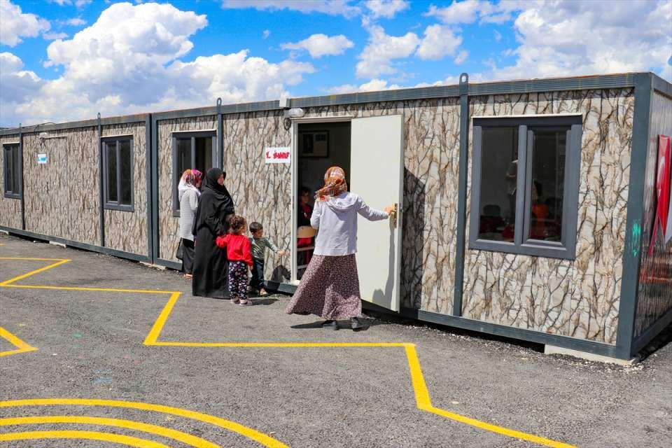 <p>Birinci sınıftan 12. sınıfa kadar her kademeden öğrenci burada eğitimini alıyor. Halk eğitim kurs merkezi, bilim ve sanat merkezi, özel öğretim ve ana sınıflarında binden fazla öğrenci bir ayı aşkın süredir burada eğitimine devam ediyor."</p>