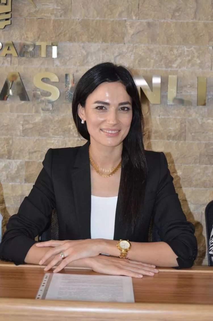 <p><span style="color:#800000"><strong>"YÜZ YIL ÖNCE YAPMAK İSTEDİKLERİNİ YİNE DENEMEK ÜZERELER"</strong></span></p>

<p><span style="color:#008080"><strong>"Yüz yıl önce ülkemize yapmak istediklerini yine denemek üzereler. Bizi üzen; yabancı ülkelerin tutumundan ziyade muhalefetin gözü dönmüşçesine iktidara gelebilmek için her koşulu kayıtsız bir şekilde kabul etmesidir."</strong></span><span style="color:#000080"><strong> diyen Sarıbaş, vatan uğruna verilen mücadeleyi </strong></span><span style="color:#008080"><strong>"Milli mücadelede şehitlerimizi, gazilerimizi, bu vatan uğruna verilen mücadeleyi ve ülkemizi kimlere karşı savunduğumuzu unuttular. Lakin milletimizin bu oyunlara, bu şımarık tutumlara karşı 14 Mayıs'ta çok net bir duruş sergileyeceğinden hiç şüphem yoktur."</strong></span><span style="color:#000080"><strong> şeklinde aktardı.</strong></span><strong><a href="https://www.yasemin.com/" target="_blank"><span style="color:rgb(255, 255, 255)">(Yasemin.com)</span></a></strong></p>
