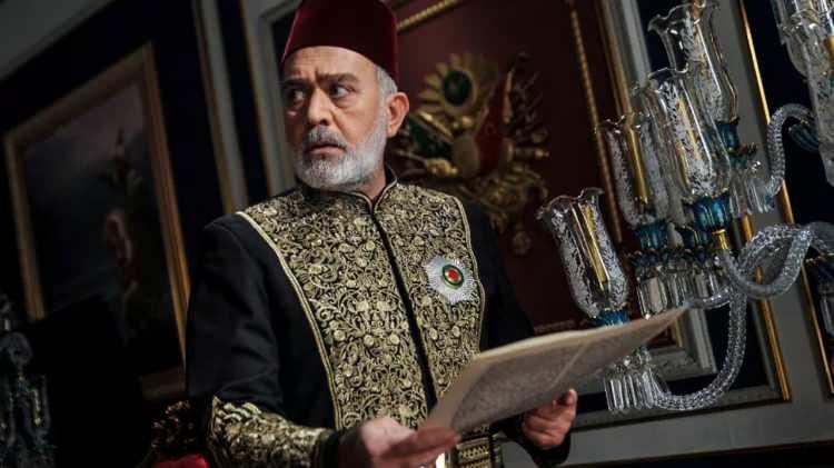 <p><em><span style="color:#008080"><strong>"12 Eylül darbesi, ülkemin üzerinden, özelde ailemin üzerinden buldozer gibi geçti adeta. 12 Eylül'ün bütün ağırlığını hissettirdiği zamanlarda idam cezası ile yargılanan cezaevindeki ağabeyime, babamın öldüğünü söyleyememiştim. Nasıl diyebilirdim ki "Babam senin acına daha fazla dayanamadı" diye? Vefat eden babamın ağzından sanki yaşıyormuş gibi cezaevindeki ağabeyime mektuplar yazarak kendisine gönderdim. Zira idam cezası ile yargılanan bir adama "Babamız öldü" diyemezdim. Bu sebeple yaralıyım. Ciddi olarak yaralıyım. Hâlâ ruhumdaki yaraları tamir edebilmiş değilim. Hâlâ yaralarım kanıyor. Bir edebiyatçı olarak beni bu denli derinden etkilemiş ve yaralamış toplumsal olaylara kayıtsız kalmam mümkün değildi. Kaldı ki, bu yaşadıklarımız özelde beni ama toplumsal olarak hepimizi derinden etkiliyor. Suçsuz olan ağabeyimi altı yıl idam cezası ile yargılayan, bu süreçte felçli babamın gözümün önünde bu acıya dayanamayarak vefatı, ağabeyimin altı yıl sonra suçsuz bulunarak beraat etmesi ama bir trafik kazası sonucu vefat etmesi ve annemin bu yaşananların sebep olduğu kanser ile boğuşup ölümü... Bana bu acıları yaşatanları affedemem!"</strong></span></em><strong><a href="https://www.yasemin.com/" target="_blank"><span style="color:rgb(255, 255, 255)">(Yasemin.com)</span></a></strong></p>
