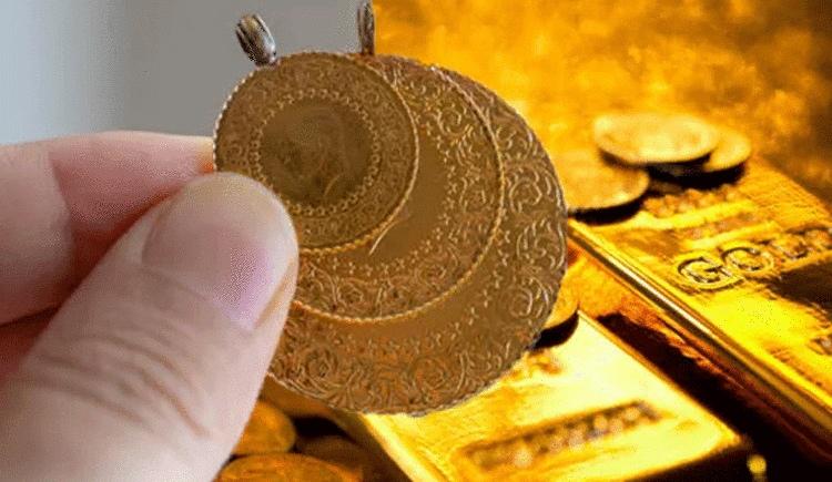<p>Küresel enflasyon sorunu ve bununla mücadele eden dev ekonomiler Emtia fiyatlarında dalgalanmalar oluşturuyor. Dolar, Euro ve Sterlin karşısında güçsüz seyretmesi altın fiyatlarına olumlu yansıdı. Bir süredir 2000 doların altında fiyatlanan ons altın, dün akşam saatlerinden itibaren yükselişe geçti ve 2019 dolara kadar yükseldi.</p>