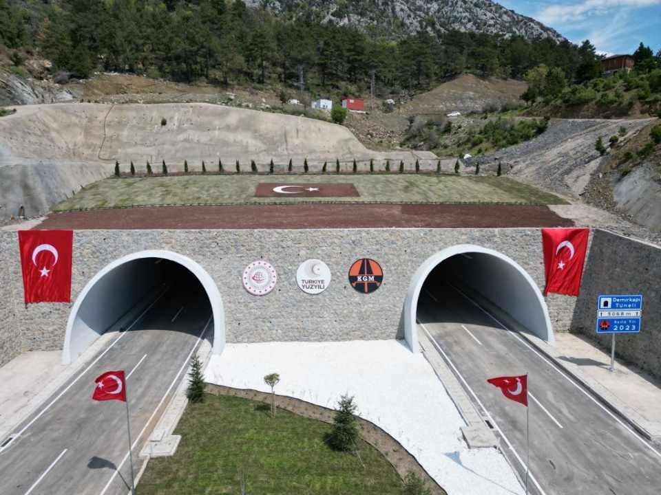 Avrupa'nın en uzun tüneli Zigana'dan geçen vatandaşlar: Dağın çilesi bitti