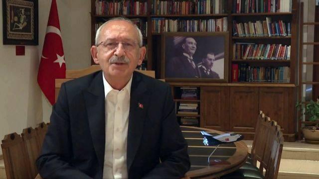 <p>KEMAL KILIÇDAROĞLU'NDAN TEKNOFEST'İN YAPILDIĞI SÜREÇTE SKANDAL HAVALİMANI İTİRAFI!</p>
<p> </p>
<p>CHP Genel Başkanı ve yedili masanın cumhurbaşkanı adayı Kemal Kılıçdaroğlu, sosyal medyadan videoyla, eğer cumhurbaşkanı seçilirse Atatürk Havalimanı'nı Amerikalılara teslim edeceğini açıkladı.</p>
<p> </p>
<p>CHP Genel Başkanı Kemal Kılıçdaroğlu, 17 Nisan’da sosyal medya hesabından Atatürk Havalimanı başlığıyla paylaştığı videoda Atatürk Havalimanı’nı birlikte havacılık-uzay merkezi yapacağız dediği Özmen ailesinin şirketlerinin CIA’ye elektronik istihbarat, Gözetleme ve Keşif hizmetleri verdiği bildirildi.</p>