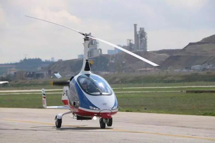 <p>Jandarma Genel Komutanlığı, envanterine yeni katılan hava aracı Cayrokopter ilk kez TEKNOFEST 2023'te sergilendi. Saatlik uçuş maliyetiyle rekor tasarruf sağlayacak olan teknoloji, doğal afetler başta olmak üzere birçok alanda kullanılacak.</p>
