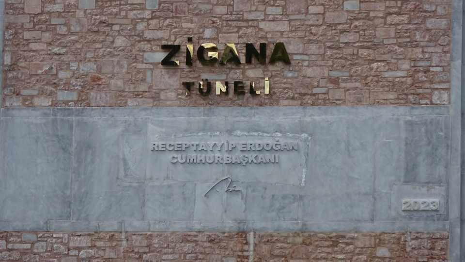 <p><strong>Zigana Tüneli'nin girişine Cumhurbaşkanı Erdoğan'ın imzası</strong><br />
<br />
Türkiye ve Avrupa’nın en uzun, dünyanın ise 3. en uzun tüneli olan Trabzon-Gümüşhane karayolu üzerindeki Yeni Zigana Tüneli ile yıllardır sürücülerin korkulu rüyası olan Zigana Geçidi tarihe karışacak.</p>
<p> </p>