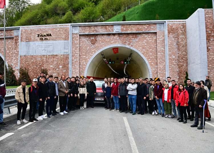 <p>Karaismailoğlu, projenin, dünyayı Türkiye`ye bağlayan vizyon ve çalışmalarının en önemli aşamalarından biri olduğunu vurgulayarak, "Bu noktada Yeni İpekyolu olarak tanımlanan Basra Körfezinden Türkiye sınırına uzanan kara yolu ve demir yolu ulaştırma koridoru inşasına yönelik `Kalkınma Yolu` projemizi de hatırlatmak istiyorum. Kalkınma Yolu hem Türkiye hem Irak hem de tüm bölge için stratejik önemi yüksek bir projedir. 1200 kilometrelik demir yolu ve otoyolu kapsayan Kalkınma Yolu Projesi, Türkiye`yi Basra Körfezi`ndeki Faw Limanı`na bağlayacak." diye konuştu.</p>