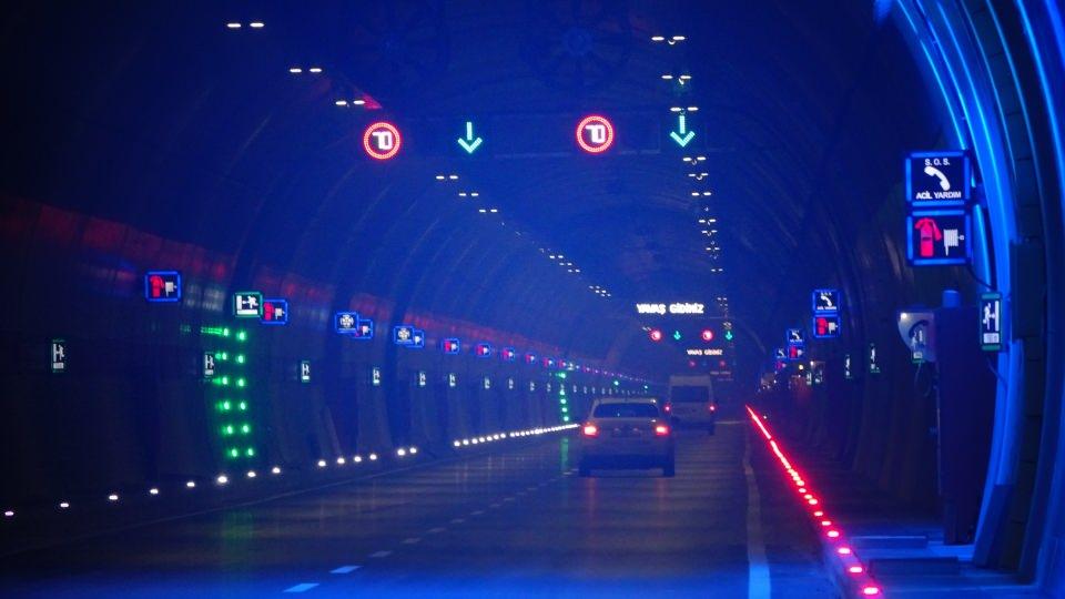 <p>Dünyanın en büyük mega projelerinden bir tanesi olan Zigana tünelimizi Çarşamba günü itibariyle bütün Trabzon’a, Türkiye’ye ve dünyaya tanıtacağız. </p>