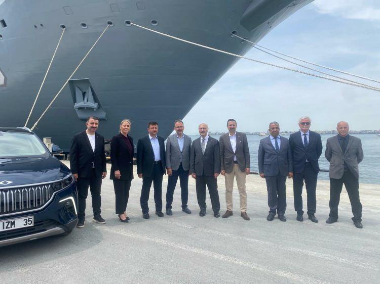 <p><strong>Bakan Kasapoğlu, TCG Anadolu'yu ziyaret etti: Bu gurur, hepimizin gururu</strong><br />
<br />
Gençlik ve Spor Bakanı Muharrem Kasapoğlu, bu sabah İzmir Alsancak Limanı'na yanaşan dünyanın ilk silahlı insansız hava aracı (SİHA) gemisi TCG Anadolu'yu ziyaret etti. Bakan Kasapoğlu, “Alsancak Limanı'nda bu şaheser ayrı bir gururla tüm dünyaya mesaj veriyor. Bu gurur, hepimizin gururu. Türkiye iddiası olan, hayallerini gerçekleştiren bir ülke" dedi.</p>
<p> </p>
<p> </p>