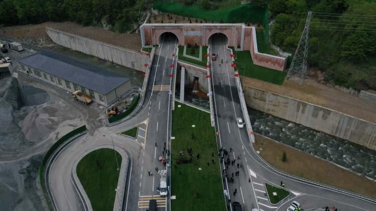 <p>"Bakanlık olarak yaklaşık 193 milyar dolar yatırımla ulaştırma altyapılarımızı iyileştirmek, bu ağları genişletmek ve uluslararası taşımacılık güzergahlarındaki eksik bağlantıları tamamlamak önceliklerimiz arasında yer aldı. İşte bu noktada Doğu Karadeniz`in en önemli ticaret merkezi konumundaki Trabzon`u Gümüşhane üzerinden Bayburt, Aşkale ve Erzurum`a bağlayan güzergahta inşa ettiğimiz Zigana Tüneli`ne de bu açıdan bakmamız gerekmekte. Zigana Tüneli`ni sadece Trabzon, Gümüşhane ve Erzurum`u ilgilendiren bir proje olarak göremeyiz. Başta İran, Irak olmak üzere tüm Orta Doğu ülkelerinin Karadeniz`e ulaşması açısından hayati önem taşımaktadır."</p>